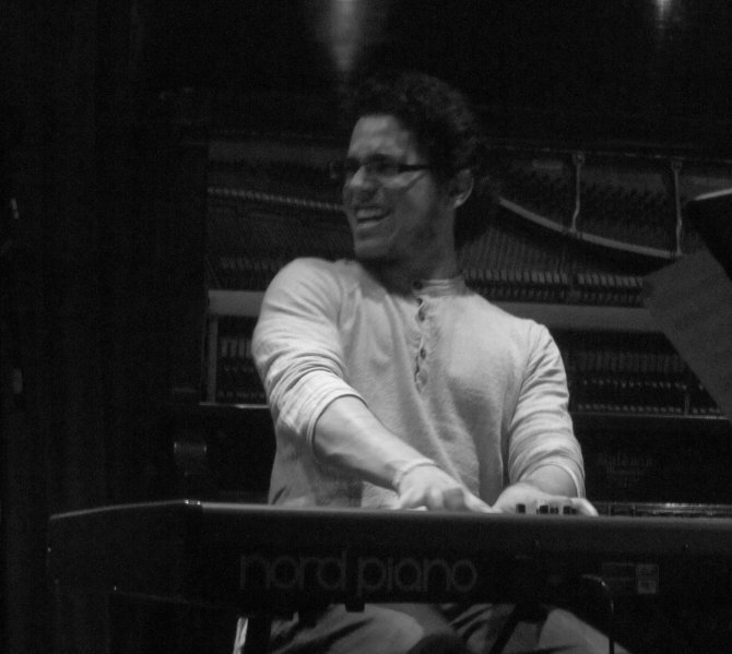 LUIS GUERRA (piano y electric keyboard) - Patax